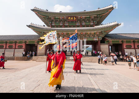 Changement de la garde à Geunjeongmun Gate (troisième porte intérieure), Gyeongbokgung, Séoul, Corée du Sud Banque D'Images