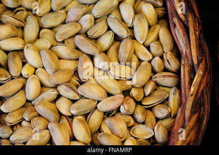 Les pistaches dans le marché de la boqueria, Barcelone. La Catalogne, Espagne Banque D'Images