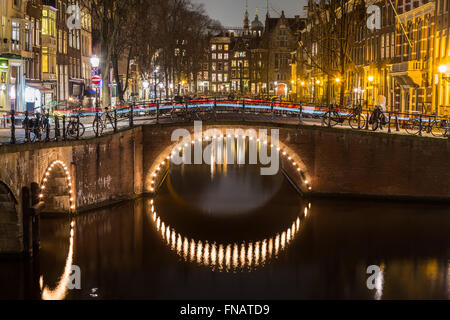 Une vue sur les ponts de l'Leidsegracht et Keizersgracht intersection à Amsterdam au crépuscule. Banque D'Images