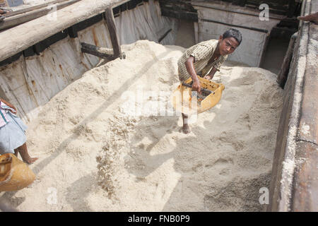 12 mars 2016 - Kutubdia, Bangladesh - un travail des enfants du Bangladesh travaille dans un navire chargé de sel à Kutubdia, à environ 400 kilomètres de Dhaka, Bangladesh. (Crédit Image : © Suvra Kanti Das via Zuma sur le fil) Banque D'Images