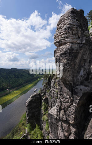 Vue à partir de la Bastei sur la vallée de l'Elbe, des montagnes de grès de l'Elbe, Vogtland, Saxe, Allemagne Banque D'Images