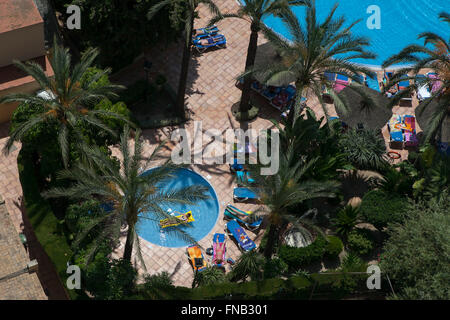 Benidorm, Espagne - Sep 20, 2014 : vue sur piscine et bâtiments de l'hôtel coloré aux beaux jours de l'été, Benidorm, Espagne Banque D'Images