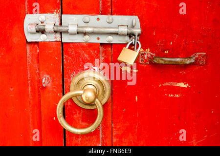 Porte fermée rouge avec poignée anneau Banque D'Images