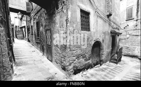 Médiévaux de Calcata alleway en hiver (noir et blanc) Banque D'Images