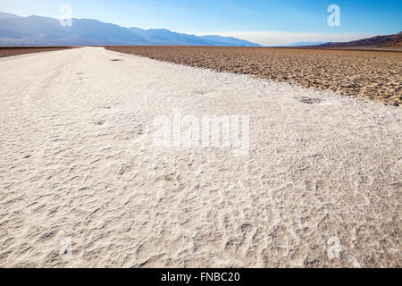 Au coucher du soleil du bassin de Badwater, Death Valley National Park. Banque D'Images