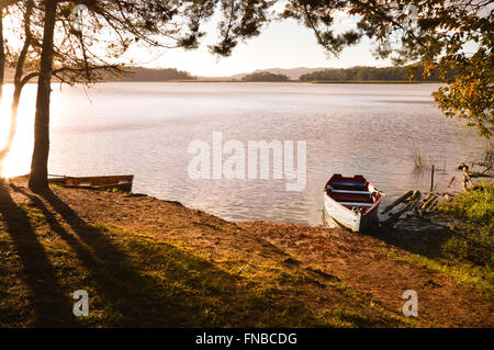 Bateaux au coucher du soleil au bord du lac dans le parc national Lagunas de Montebello le Chiapas, Mexique Banque D'Images