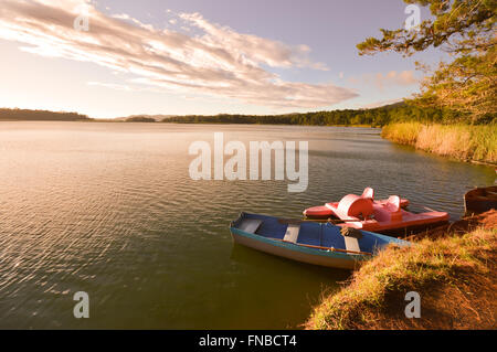 Bateaux au coucher du soleil au bord du lac dans le parc national Lagunas de Montebello le Chiapas, Mexique Banque D'Images