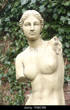 Copie de la célèbre Vénus de Milo statue dans un jardin Banque D'Images