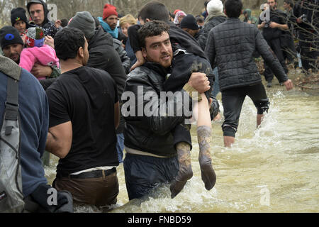 Idomeni, Grèce. 14Th Mar, 2016. Grèce / Macédoine/Idomeni la frontière 14 mars 2016 Gevgelija. Des milliers de migrants bloqués dans le camp d'Idomeni décident de franchir la frontière macédonienne à la fin du grillage, marcher pendant des heures et traverser la rivière avec de l'eau très froide aidé par des bénévoles . Des dizaines de journalistes et des volontaires arrêté par la police macédonienne dans l'après-midi pour entrée illégale. © Danilo Balducci/ZUMA/Alamy Fil Live News Banque D'Images