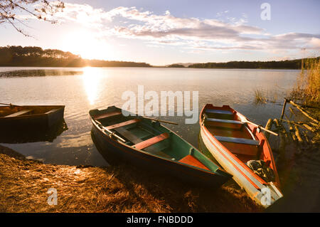 Bateaux au coucher du soleil au bord du lac dans le parc national Lagunas de Montebello le Chiapas, Mexique Banque D'Images