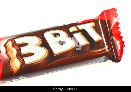 3peu de chocolat isolé sur fond blanc. 3peu de bars sont produits par Kraft Foods Banque D'Images