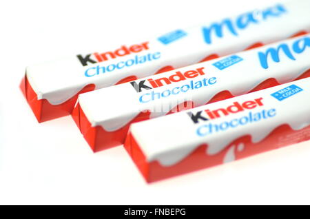 Kinder chocolat isolé sur fond blanc. Banque D'Images