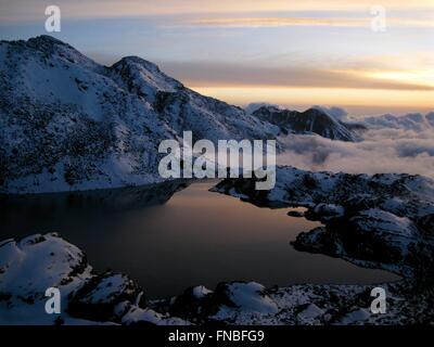 Coucher de soleil coloré au lac Gosaikunda dans le parc national Langtang au Népal Banque D'Images