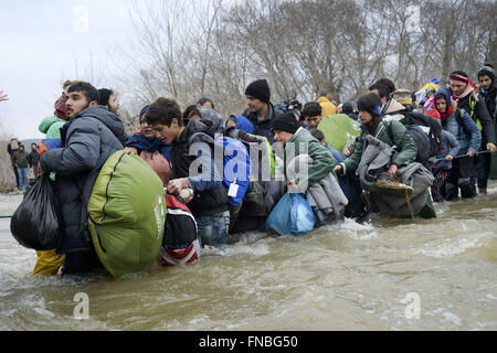 Idomeni, Grèce. 14Th Mar, 2016. Grèce / Macédoine/Idomeni la frontière 14 mars 2016 Gevgelija. Des milliers de migrants bloqués dans le camp d'Idomeni décident de franchir la frontière macédonienne à la fin du grillage, marcher pendant des heures et traverser la rivière avec de l'eau très froide aidé par des bénévoles . Des dizaines de journalistes et des volontaires arrêté par la police macédonienne dans l'après-midi pour entrée illégale. © Danilo Balducci/ZUMA/Alamy Fil Live News Banque D'Images