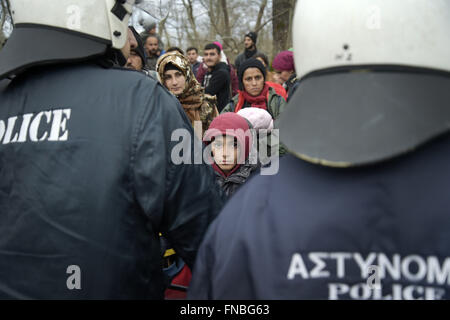 Idomeni, Grèce. 14Th Mar, 2016. Grèce / Macédoine/Idomeni la frontière 14 mars 2016 Gevgelija. Des milliers de migrants bloqués dans le camp d'Idomeni décident de franchir la frontière macédonienne à la fin du grillage, marcher pendant des heures et traverser la rivière avec de l'eau très froide aidé par des bénévoles . Des dizaines de journalistes et des volontaires arrêté par la police macédonienne dans l'après-midi pour entrée illégale. © Danilo Balducci/ZUMA/Alamy Fil Live News Banque D'Images