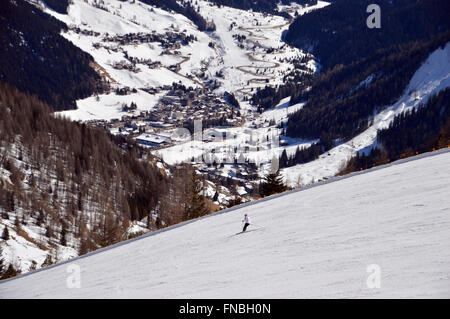 Un seul skieur solitaire sur Forcelles-Piste au-dessus des villages de Corvara in Badia & Banque D'Images