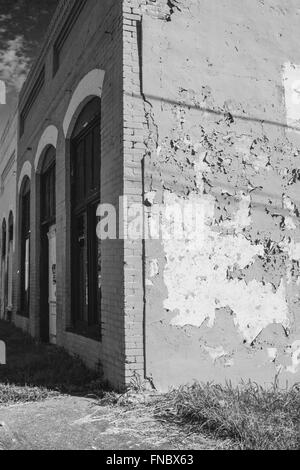 Vieille petite ville magasin ou boutique abandonné Banque D'Images