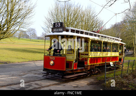 Le tramway n° 765 roulant à Heaton Park. Banque D'Images