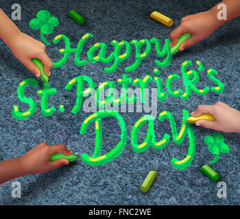 Heureux Saint Patricks day concept comme un groupe de gens qui se réunissent diverses dimensions green St Patrick day text with chalk comme un Banque D'Images