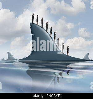 Notion de risque comme une métaphore d'affaires groupe de courageux ou inconscients businesspeople standing sur la nageoire dorsale d'un requin géant comme un symbole pour surmonter la peur de l'entreprise et avoir le courage d'être sans crainte. Banque D'Images