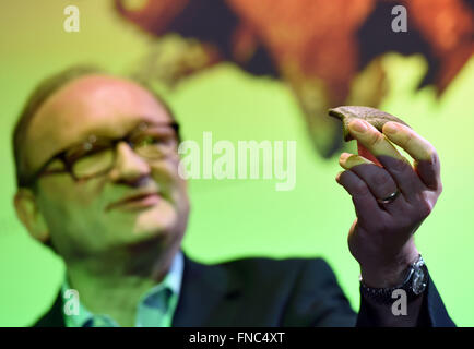 Washington, DC, USA. 14Th Mar, 2016. Hans intente, président du département de la paléobiologie au Smithsonian's National Museum of Natural History, contient jusqu'Une griffe d'un Timurlengia euotica, nouveau dinosaure, lors d'une conférence de presse à Washington, DC, États-Unis, le 14 mars 2016. Scientifiques ont indiqué lundi qu'ils ont découvert les restes fossilisés d'un nouveau cheval-dinosaure qui révèle comment Tyrannosaurus rex (T. rex) est devenu l'un des prédateurs du sommet de la terre de 70 à 80 millions d'années. Credit : Yin Bogu/Xinhua/Alamy Live News Banque D'Images