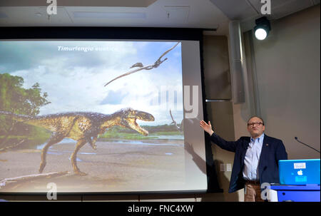 Washington, DC, USA. 14Th Mar, 2016. Hans intente, président du département de la paléobiologie au Smithsonian's National Museum of Natural History, parle d'un nouveau dinosaure, Timurlengia euotica, lors d'une conférence de presse à Washington, DC, États-Unis, le 14 mars 2016. Scientifiques ont indiqué lundi qu'ils ont découvert les restes fossilisés d'un nouveau cheval-dinosaure qui révèle comment Tyrannosaurus rex (T. rex) est devenu l'un des prédateurs du sommet de la terre de 70 à 80 millions d'années. Credit : Yin Bogu/Xinhua/Alamy Live News Banque D'Images