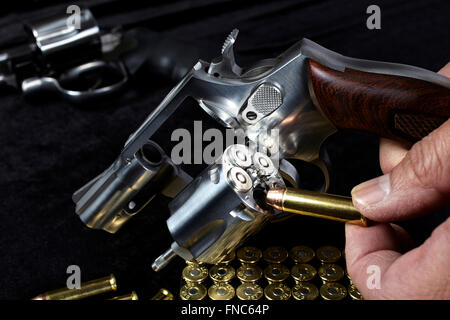 L'homme d'armes à feu revolver Magnum compact chargement Banque D'Images