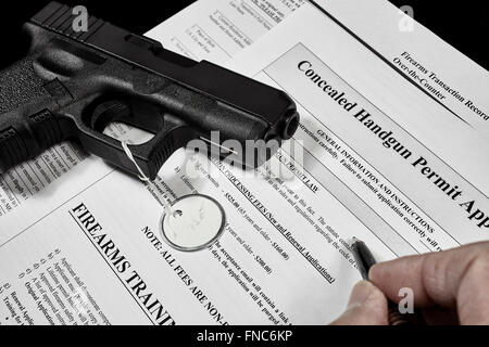 Homme avec arme et les documents de demande de permis Banque D'Images