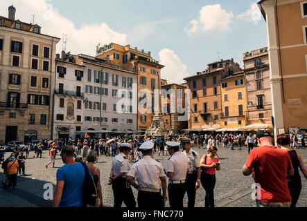 Chat de la police à l'ombre à l'extérieur du panthéon de la Piazza della Rotonda, Rome, Italie. Derrière eux est la Fontana del Panthéon. Banque D'Images