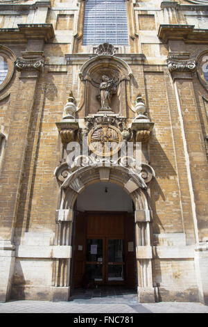 Bruxelles, Belgique - 15 juin 2014 : Le portail baroque de l'église Notre Dame du Bon Secource, 17ème siècle. Banque D'Images