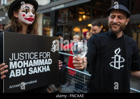 Londres, Royaume-Uni. 14 mars, 2016. Les militants d'Amnesty International un cirque stade à l'extérieur de l'ambassade d'Israël pour faire connaître le cas de Mohammad Faisal Abu Sakha, un artiste de cirque Palestinien détenu sans inculpation par les militaires israéliens depuis la fin de 2015. Banque D'Images