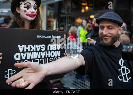 Londres, Royaume-Uni. 14 mars, 2016. Les militants d'Amnesty International un cirque stade à l'extérieur de l'ambassade d'Israël pour faire connaître le cas de Mohammad Faisal Abu Sakha, un artiste de cirque Palestinien détenu sans inculpation par les militaires israéliens depuis la fin de 2015. Banque D'Images