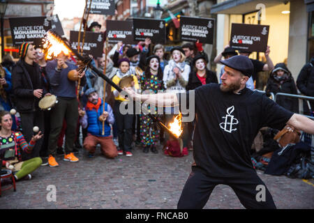 Londres, Royaume-Uni. 14 mars, 2016. Les militants d'Amnesty International un cirque stade à l'extérieur de l'ambassade d'Israël pour faire connaître le cas de Mohammad Faisal Abu Sakha, un artiste de cirque Palestinien détenu sans inculpation par les militaires israéliens depuis la fin de 2015. Banque D'Images