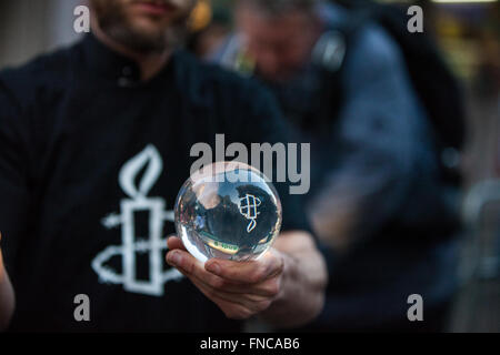 Londres, Royaume-Uni. 14 mars, 2016. Les militants d'Amnesty International un cirque stade à l'extérieur de l'ambassade d'Israël pour faire connaître le cas de Mohammad Faisal Abu Sakha, un artiste de cirque Palestinien détenu sans inculpation par les militaires israéliens depuis la fin de 2015. Banque D'Images