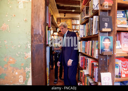 La secrétaire d'Etat John Kerry navigue à travers les livres du Shakespeare and Company, un libraire bien connu, avant une réunion avec les ministres des affaires étrangères de l'E4 +1, 13 mars 2016 à Paris, France. Les Ministres des affaires étrangères de l'E4 +1 s'est réuni pour discuter des pourparlers de paix en Syrie et la situation au Moyen-Orient et de l'Ukraine. Banque D'Images