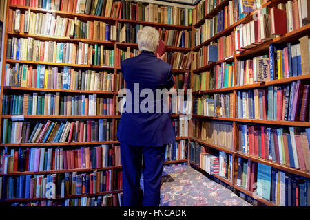 La secrétaire d'Etat John Kerry navigue à travers les livres du Shakespeare and Company, un libraire bien connu, avant une réunion avec les ministres des affaires étrangères de l'E4 +1, 13 mars 2016 à Paris, France. Les Ministres des affaires étrangères de l'E4 +1 s'est réuni pour discuter des pourparlers de paix en Syrie et la situation au Moyen-Orient et de l'Ukraine. Banque D'Images