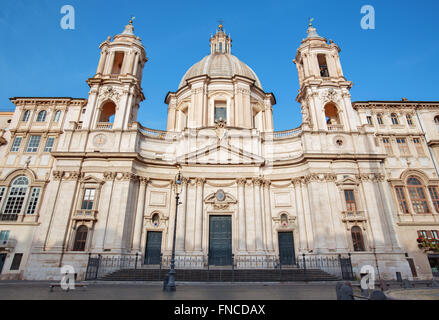 Rome - Piazza Navona et baroque Santa Agnese in Agone Eglise dans la lumière du matin, par les architectes F. et Brromini G. L. de Bernini. Banque D'Images