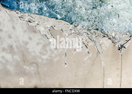 Le débit d'eau à travers le givre Banque D'Images