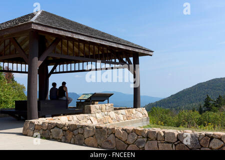 Deux personnes qui prennent dans la vue au Pemi Outlook, sur l'autoroute Kancamagus, White Mountain National Forest, New Hampshire, USA Banque D'Images