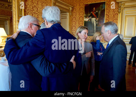 La secrétaire d'Etat John Kerry embrasse le Ministre allemand des affaires étrangères, Frank-Walter Steinmeier, en tant que Haut Représentant de l'Union européenne pour les affaires étrangères Federica Mogherini parle avec le Ministre français des Affaires étrangères, Jean-Marc Ayrault à l'issue d'une réunion l'E4 +1 des ministres des Affaires étrangères au Quai d'Orsay, 13 mars 2016 à Paris, France. Les Ministres des affaires étrangères de l'E4 +1 s'est réuni pour discuter des pourparlers de paix en Syrie et la situation au Moyen-Orient et de l'Ukraine. Banque D'Images