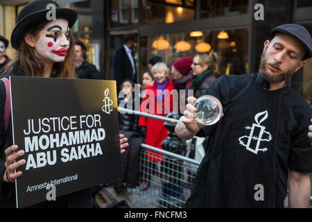 Londres, Royaume-Uni. 14 mars, 2016. Les militants d'Amnesty International un cirque stade à l'extérieur de l'ambassade d'Israël pour faire connaître le cas de Mohammad Faisal Abu Sakha, un artiste de cirque Palestinien détenu sans inculpation par les militaires israéliens depuis la fin de 2015. Banque D'Images