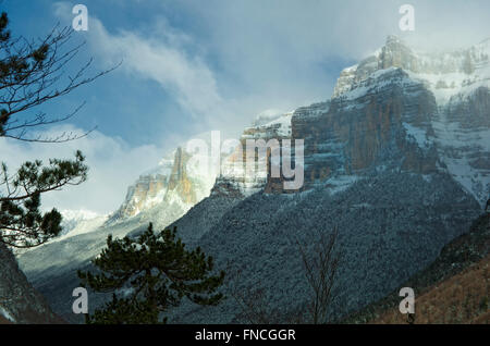 Gallinero et Mondaruego montagne en hiver espagne Banque D'Images