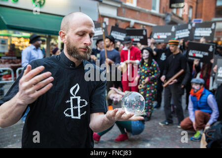 Londres, Royaume-Uni. 14 mars, 2016. Les militants d'Amnesty International un cirque stade à l'extérieur de l'ambassade d'Israël pour faire connaître le cas de Mohammad Faisal Abu Sakha, un artiste de cirque Palestinien détenu sans inculpation par les militaires israéliens depuis la fin de 2015. Banque D'Images