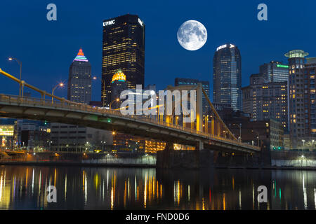 Pont d'Andy WARHOL SUR LE CENTRE-VILLE DE LA RIVIÈRE ALLEGHENY PITTSBURGH PENNSYLVANIA USA Banque D'Images