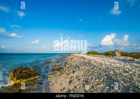 Belle vue sur les plages et la mer des Caraïbes de Bonaire avec le soleil sining derrière les nuages. Banque D'Images