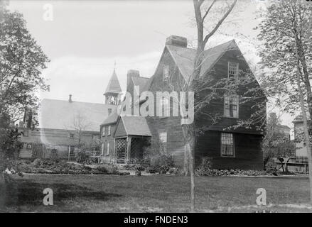 Photographie Ancienne c1910, le House of the Seven Gables à Salem, Massachusetts. La House of the Seven Gables (aussi connu sous le nom de Turner House ou Turner-Ingersoll Mansion) est un manoir colonial 1668, d'après le nom de sa maison aux pignons verts. La maison et ses environs sont un National Historic Landmark District. SOURCE : négatif photographique original. Banque D'Images