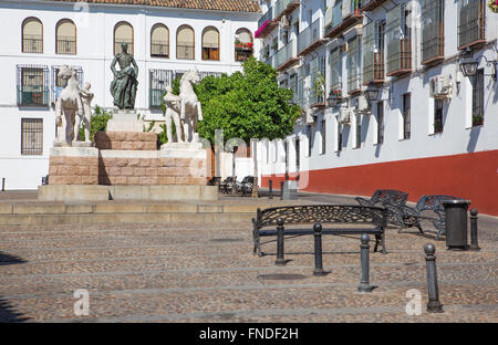 Cordoba - Plaza del Conde de Priego square avec le mémorial à Manolete, par Luis Moya et Manuel Alvarez Patron Laviada (1956). Banque D'Images