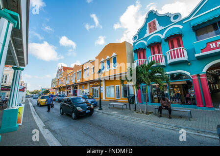 La magnifique capitale de Kralendijk Bonaire avec ses maisons colorées et vue sur la mer. Banque D'Images