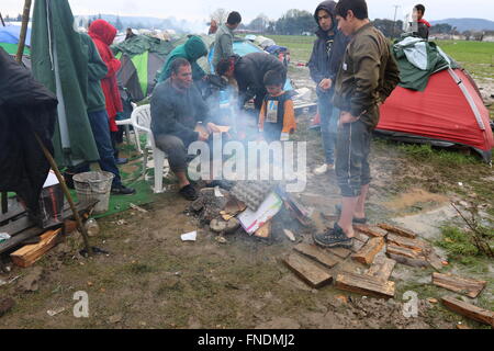 Idomeni, Grèce. 14 mars 2016. Des milliers de réfugiés sont toujours bloqués dans le camp de réfugiés de fortune en Idomeni la Grèce - Macédoine frontière. Credit : Orhan Tsolak Alamy Live News Banque D'Images