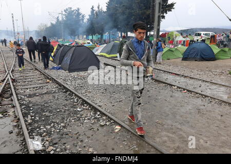 Idomeni, Grèce. 14 mars 2016. Des milliers de réfugiés sont toujours bloqués dans le camp de réfugiés de fortune en Idomeni la Grèce - Macédoine frontière. Credit : Orhan Tsolak Alamy Live News Banque D'Images